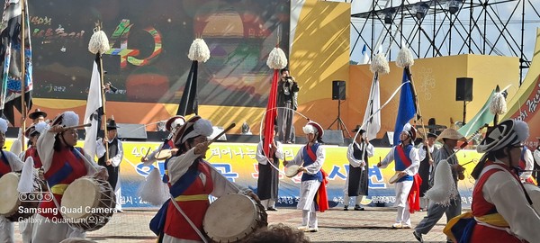 2022. 10. 06. 인삼축제 주무대에서 금산읍농악단이 시연을 하고 있다.