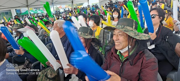 금산읍의 날 공연을 관광객들이 웃음속에 즐기고 있다.