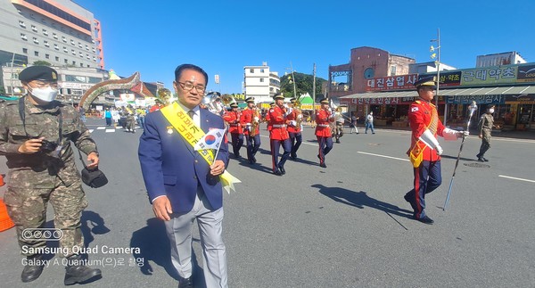 육군군악대ㆍ안보단체 회원들과 시가지 행진을 하고 있는  이왕근 회장