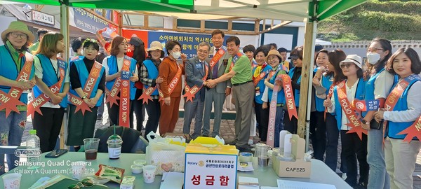 인삼축제장에서 소아마비 퇴치활동에 동참한 이종림총재ㆍ양성귀대표ㆍ박범인군수ㆍRC회원