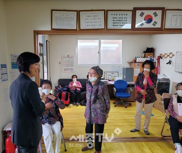 김옥이 천안시 성정1동장이 18일 관내 13곳 경로당을 방문했다.