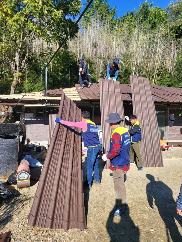 10.17. 금성면에서 주거개선사업을  펼치고 있는 인삼로타리클럽 회원들