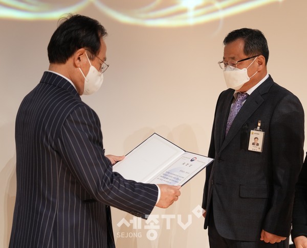 천안시가 2022년 중증장애인 생산품 우선구매 유공 우수기관으로 선정돼 보건복지부장관상을 수상했다. 이영우 노인장애인과장이 1일 열린 11월 직원 월례모임에서 박상돈 천안시장으로부터 상을 전달받고 있다.