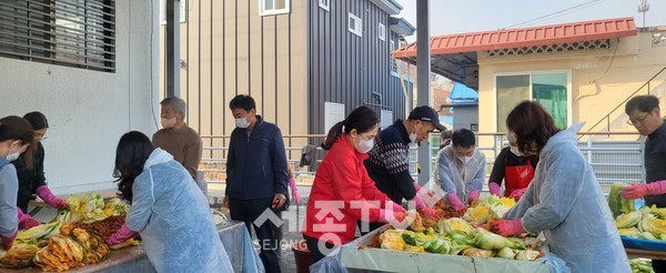 25일 수신면행정복지센터 주차장에서 행복키움지원단 단원과 주민자치위원회 위원들이 모여 취약계층에게 전달할 김장김치를 만들고 있다.