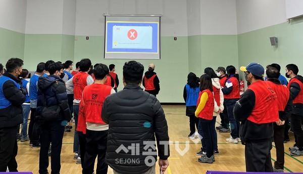 공단 무지개복지공장 근로장애인들이 산업안전보건 OX퀴즈대회에 참여하고 있다.