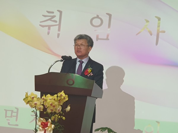 강연한취임회장이  취임사를 하고 있다