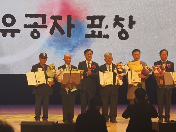 제104주년3ㆍ1절기념식에서 유공자 표창후기념촬영