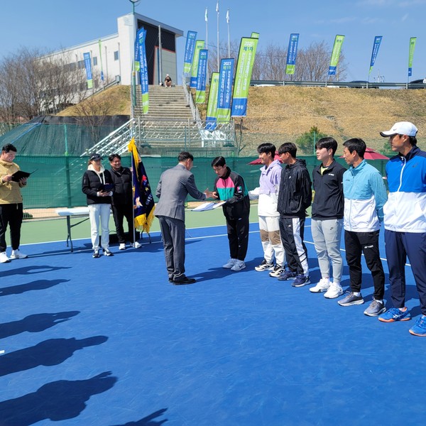 세종특별자치시 테니스팀이 지난 20일 경남 함양에서 열린 ‘제1차 한국실업테니스연맹전 및 전국종별테니스 함양대회’에서 남자단체전 우승을 차지한 가운데, 현준하(왼쪽부터)·박도건·신산희·이덕희 선수, 오재민 코치, 홍성찬 선수, 은남원 트레이너, 남지성 선수가 기념촬영을 하고 있다.