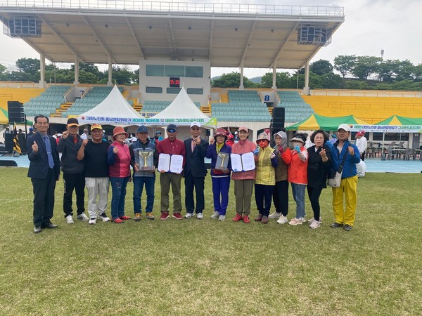 제9회 대한노인회  충남연합회장기 그라운드골프대회에서 우수한  성적을낸 금산군지회 선수와 임직원