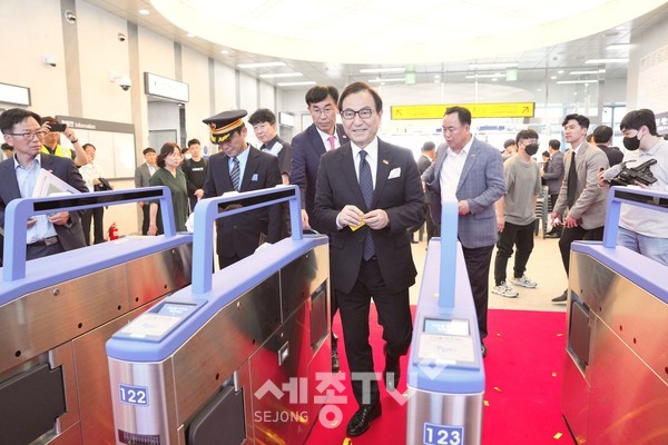 18일 두정역 북부출입구 신설역사 내에서 ‘두정역 북부출입구 신설 등 준공식’이 개최돼 박상돈 천안시장이 두정역 북부출입구에서 수도권전철을 탑승하기 위해 개찰구를 통과하고 있다.