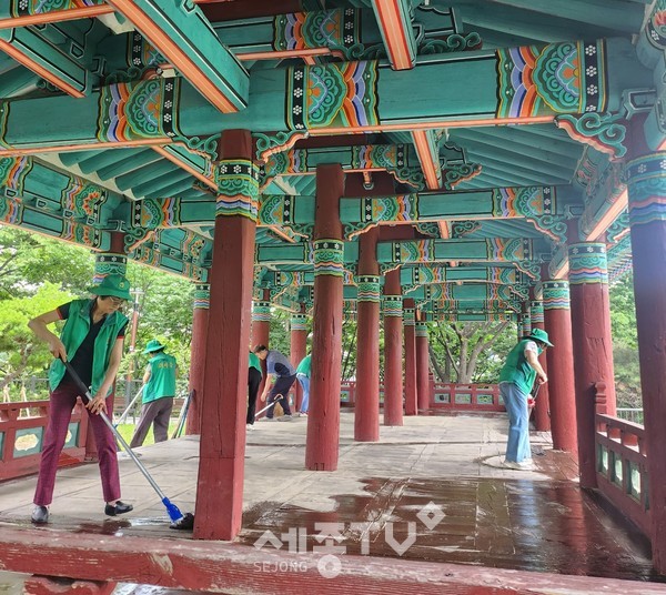 15일 천안시 중앙동 새마을 부녀회원들이 여름맞이 남산공원 내 용주정을 청소하고 있다.