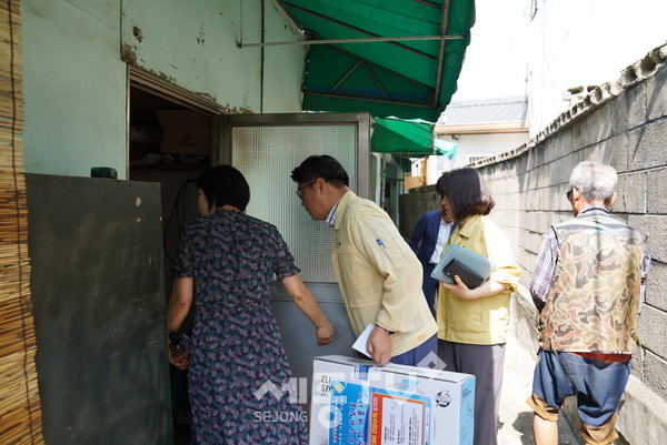 신동헌 천안시 부시장이 4일 쪽방촌 등 기온변화에 취약한 주거취약계층을 방문해 지속되는 폭염 속 주민의 안전을 살피고 있다.