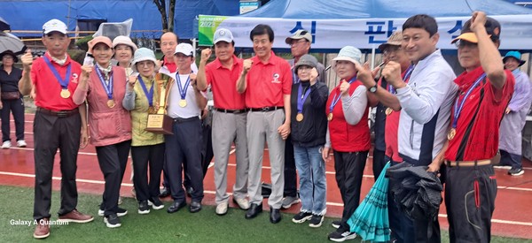 2023 충청남도체육대회에서 금산군그라운드골프선수단이  종합 우승을 차지하고  박범인군수와 함께 기념촬영