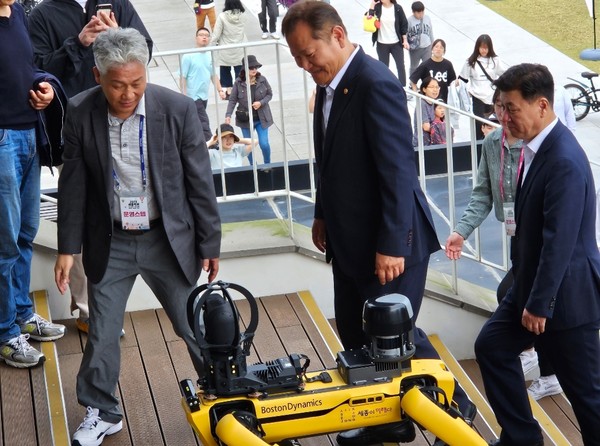 사족보행 인공지능 로봇 스팟과 이동하는 이상민 행안부장관의 모습