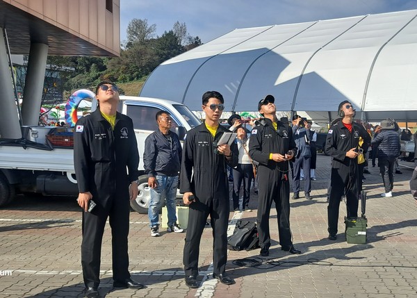 공군 특수비행단 지상관제단이 멋진 나레이션으로 뜨거운 열기를 살리고 있다.