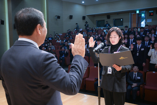 신규공무원 임용식 신지애 공무원이 선서식을 하고 있다.