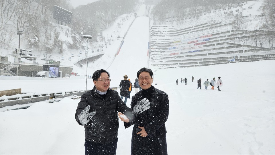 이장우 대전시장과 이승찬 대전체육회 회장이 삿포로 오쿠라야마 스키 점프장을 방문했다. (2)