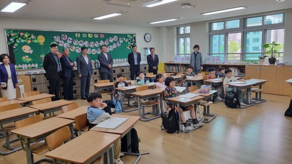 교육위 중앙초 현장방문./사진제공=충청북도의회