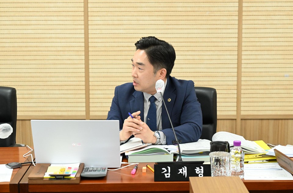 사진=김재형 세종시의원이 행정사무감사에서 집행부의 외국인 유치시책 문제점을 지적하고 있는 모습