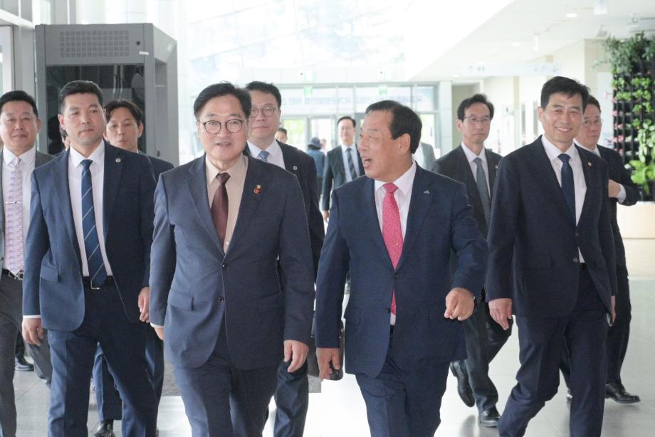 사진=세종시를 방문한 우원식 국회의장을 최민호 세종시장이 영접하며 세종국회의사당의 조속한 건립을 요청했다.