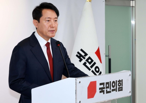 오세훈 서울시장이 10일 서울 마포구 서울시 복지재단 커뮤니티홀에서 열린 디딤돌소득 가구 간담회에서 참석자들과 이야기를 나누고 있다.​