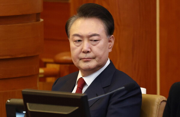 윤석열 대통령이 20일 오후 서울 종로구 헌법재판소 대심판정에서 열린 탄핵심판 10차 변론기일에 출석해 생각에 잠겨 있다. 2025.02.20./ 사진=공동취재단​​​​