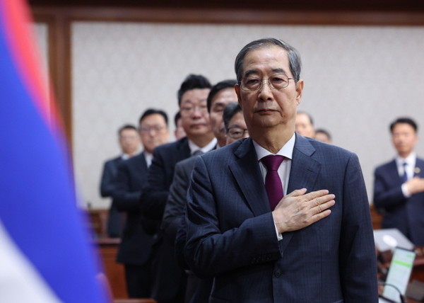 한덕수 대통령 권한대행 국무총리가 14일 정부서울청사에서 열린 국무회의에서 국기에 경례하고 있다.출처 : 동방일보(https://www.dongbangilbo.co.kr)