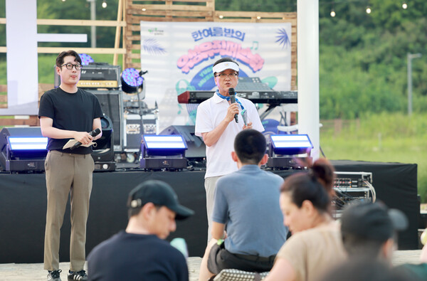 조원휘 의장이 2일 유성구 관평천 일원에서 개최된 ‘한여름밤의 유성뮤직페스타’에 참석해 시민들과 소통하며 축제의 성공적 개최와 지역경제의 활성화를 기원하고 있다./사진제공=대전시의회