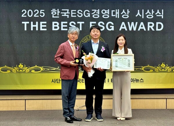 김기광 대외협력본부장(가운데)이 ‘특별상’ 수상 기념촬영을 하고 있다./사진제공=충남대