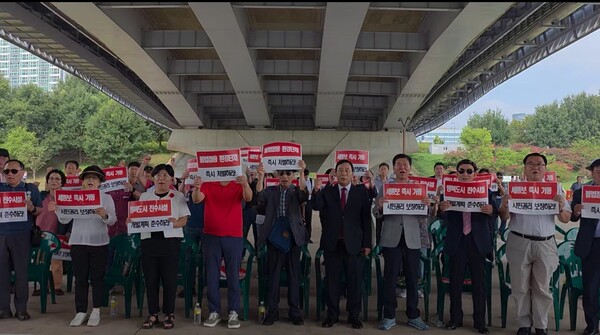 세종보 가동 추진 주민협의체는 15일 세종시 금강변에서 집회를 열고 "세종보를 즉시 가동하라"고 요구했다.(사진=경수진 기자)