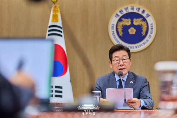 이재명 대통령은 16일 취임 후 처음 정부세종청사에서 열린 국무회의에서 지속 성장하는 가장 큰 토대는 ‘균형발전’이라며 정부의 ‘5극3특’ 전략 추진에 속도를 내야 할 것 같다고 피력했다. (사진=대통령실)