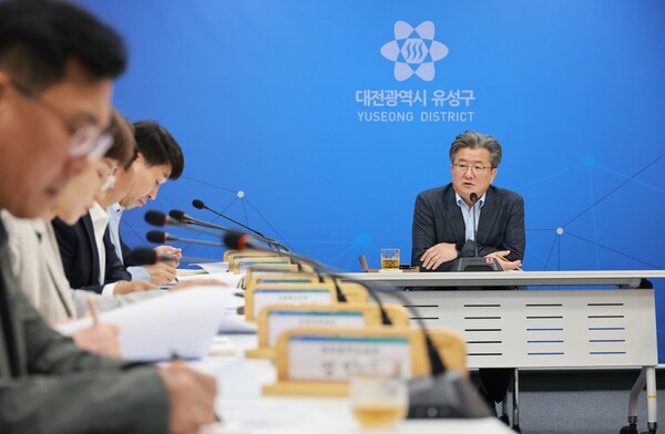 정용래 유성구청장이 13일 간부회의를 주재하고 있다./사진제공=대전 유성구청