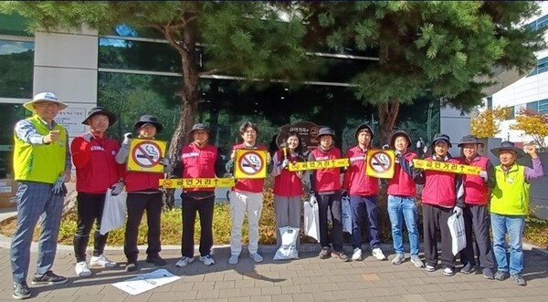 파주보건소는 관내 기업체 소속 봉사단과 시민들의 건강한 삶을 위해 금연거리 정비 및 흡연 인식 개선 활동을 펼쳐 귀감(龜鑑)이 되고 있다. (사진=파주보건소)