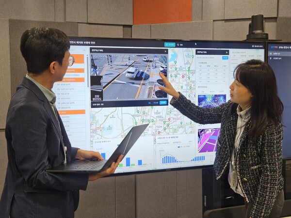 ETRI 연구진이 예지형 보행자 안전 인공지능 서비스에 관해 논의하는 모습/사진제공=ETRI