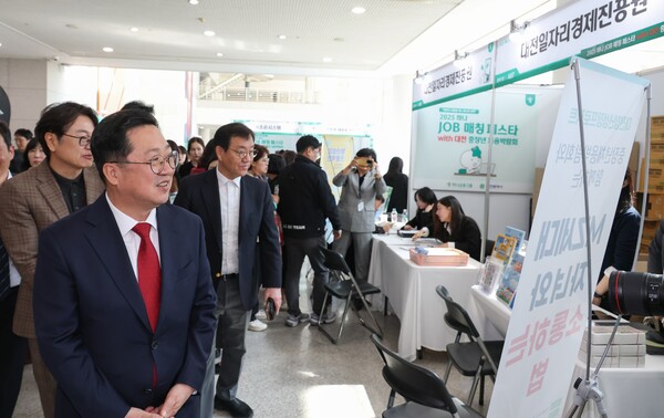 이장우 대전시장이 ‘하나 JOB매칭 페스타 with 중장년채용박람회’를 둘러보고 있다./사진제공=대전시청