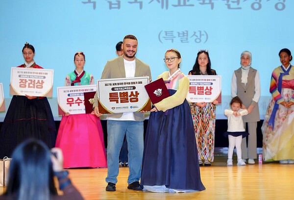 '제27회 세계 외국인 한국어 말하기대회' 수상 기념촬영 모습. 오른쪽 단다로바 지나이다/사진제공=우송대