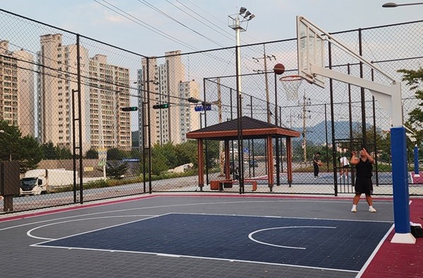 파주시는 청소년녀들의 의견을 반영해 추진한 ‘문산 농구장’을 준공, 시민들에게 전면 개방했다. (사진=파주시)