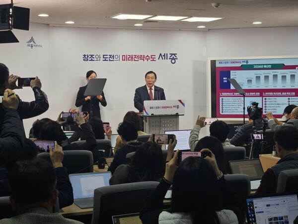 최민호 세종시장이 내년도 예산안 2조 829억 원 편성 방향을 밝히고 있다./세종TV=최정현 기자