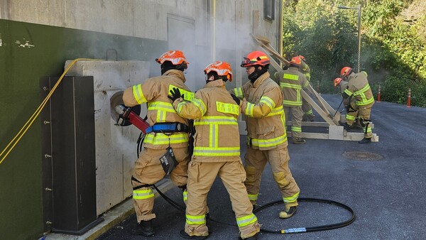 세종소방본부가 도시탐색구조 훈련을 진행하고 있다./사진제공=세종시 소방본부