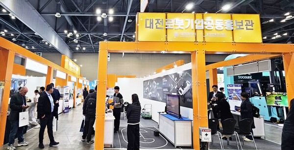 ‘2025 로보월드 전시회(Robot World 2025)’에서 지역 로봇·드론 기업과 함께 대전로봇기업공동홍보관을 운영하고 있는 모습/사진제공=대전테크노파크
