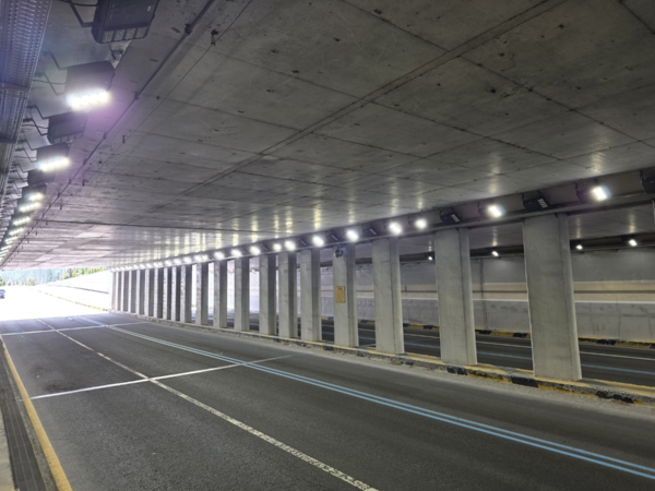 상대지하차도 내 전기시설 지상 설치 완료 후 조명 점등 상태를 확인하고 있다./사진제공=대전 유성구청