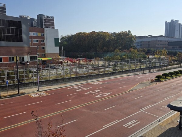 파주시는 학생들의 안전한 통학환경 조성을 위해 올해 3곳의 어린이 승·하차구역을 설치한데 이어 내년에도 2곳의 초등학교 앞 승·하차구역을 더 설치할 계획이다. (사진=파주시)