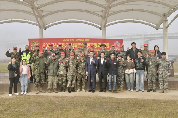 해병대 공주전우회가 금강 미르섬 일원에서 자연정화 활동 실시 했다./사진=공주시