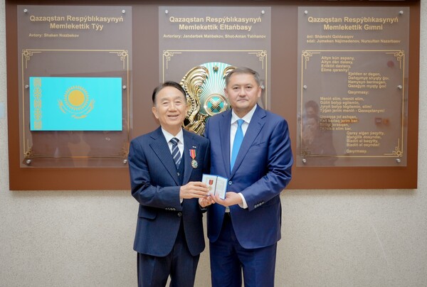 우송학원 김성경 명예이사장(좌)이 카자흐스탄 최고 훈장을 받고 기념촬영 하고 있다./사진제공=우송대학교