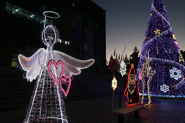 목원대가 대전 첫 성탄목 점등식을 갖고 불을 밝히고 있다./사진제공=목원대