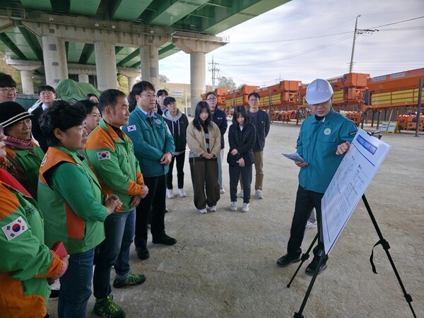세종시가 연동면 소재 제설 전진기지에서 겨울철 대설 대응 가상훈련을 진행하고 있다.사진=세종시 자연재난과