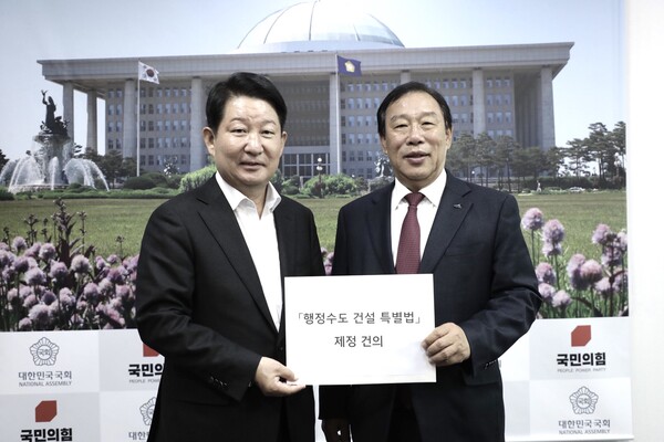 왼쪽부터 권영진 국회의원, 최민호 시장/사진=세종특별자치시