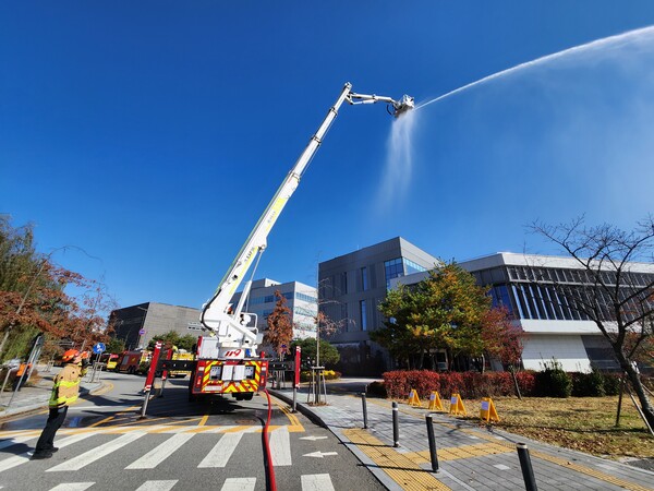 소방공무원들이 교육정보재해복구센터 화재 대응훈련을 하는 모습/사진=세종북부소방서