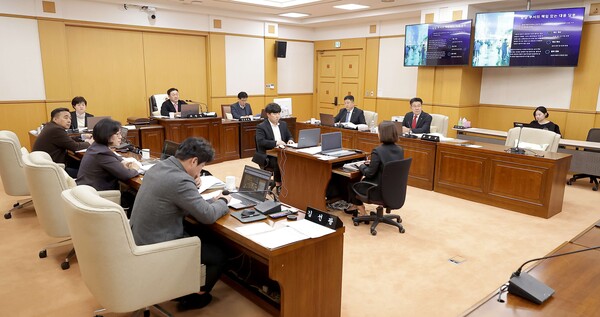 대전시의회 산업건설위원회가 제291회 제2차 정례회 행정사무감사를 진행하고 있다./사진제공=대전시의회