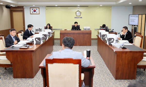 기획경제위원회가 AI데이터정책관·충남도개발공사 소관 행정사무감사를 진행하고 있다./사진제공=충남도의회